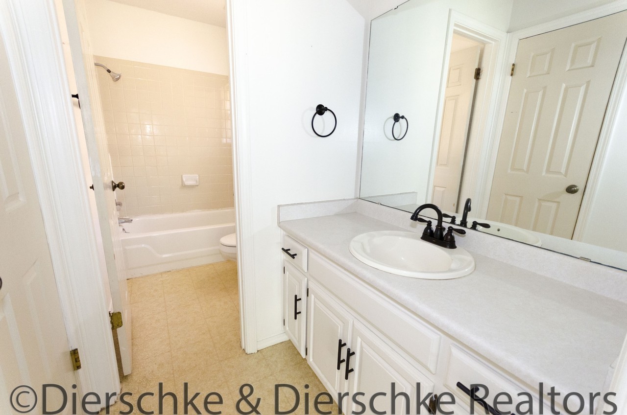 1360 Fox Hollow St - Photo 6 of 9