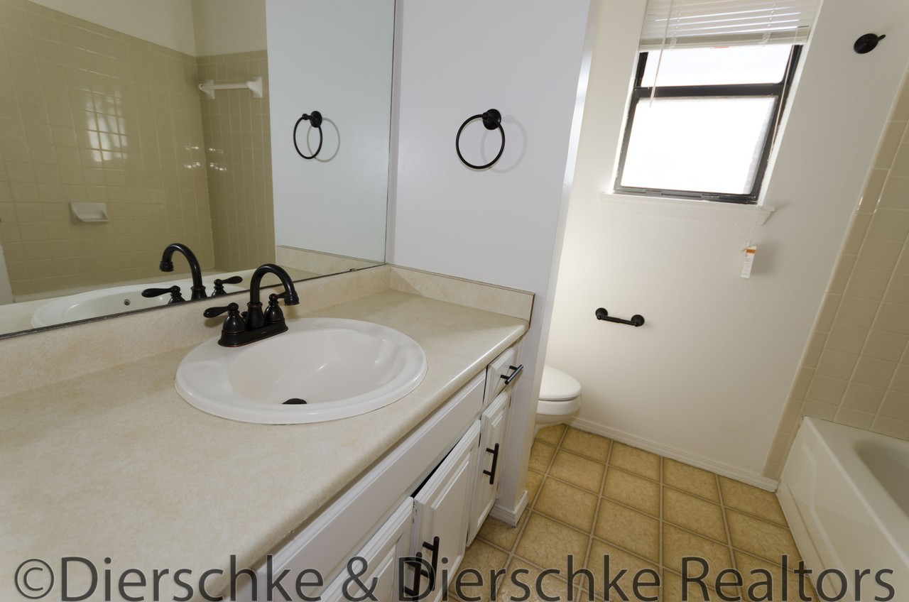 1360 Fox Hollow St - Photo 7 of 9