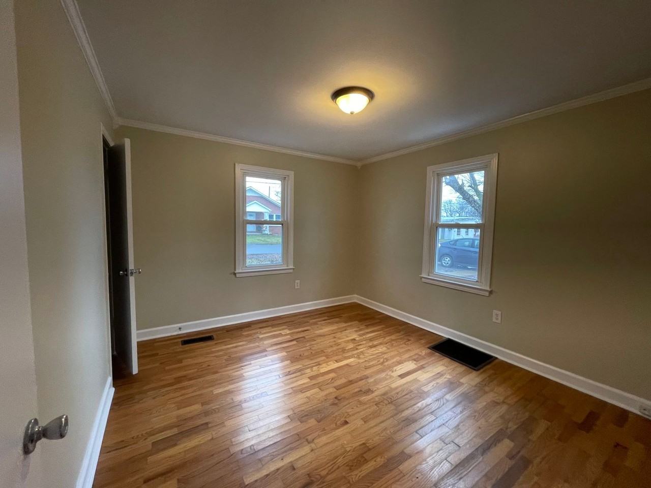 302 E 13th St - Photo 3 of 13