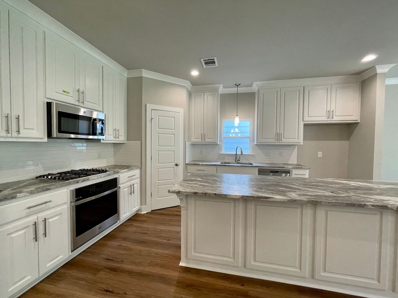 7228 Rolling Fork Rd - Photo 4 of 16