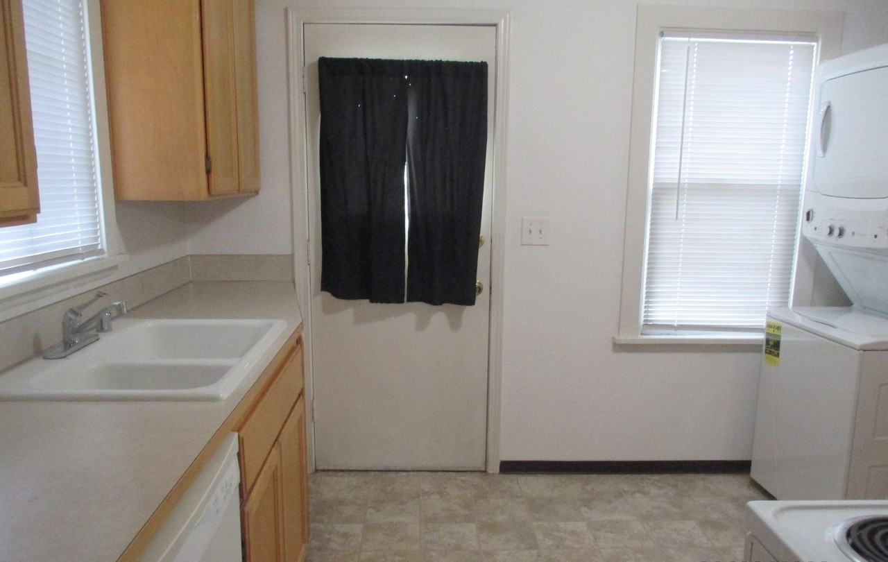 517 Balm Ave - Photo 5 of 9