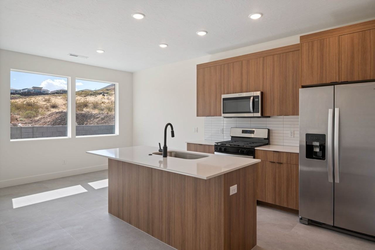 1935 W 250 S - Photo 3 of 33