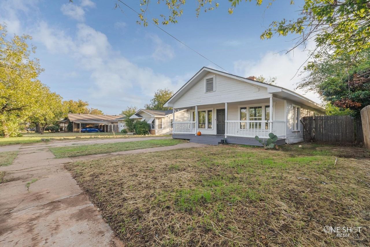 2141 Swenson St - Photo 3 of 35