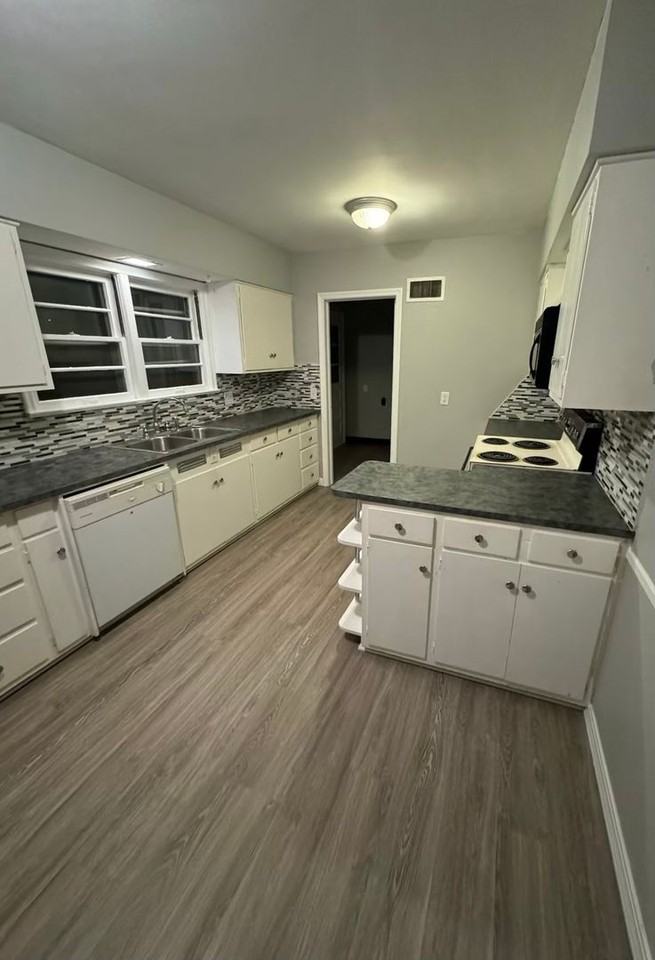 1515 S Kentwood Ave - Photo 6 of 14