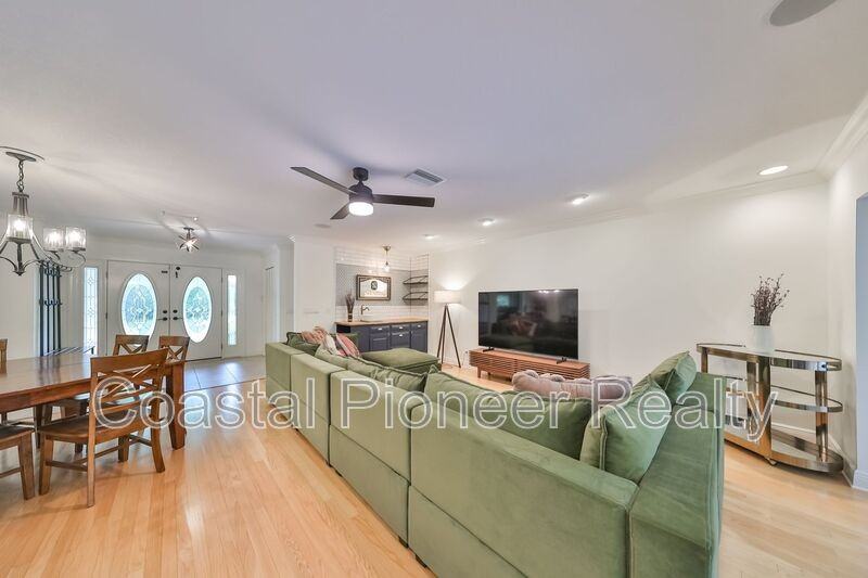 817 Bannockburn Ave - Photo 7 of 44