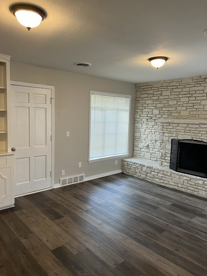 3301 Eastman Dr - Photo 3 of 24