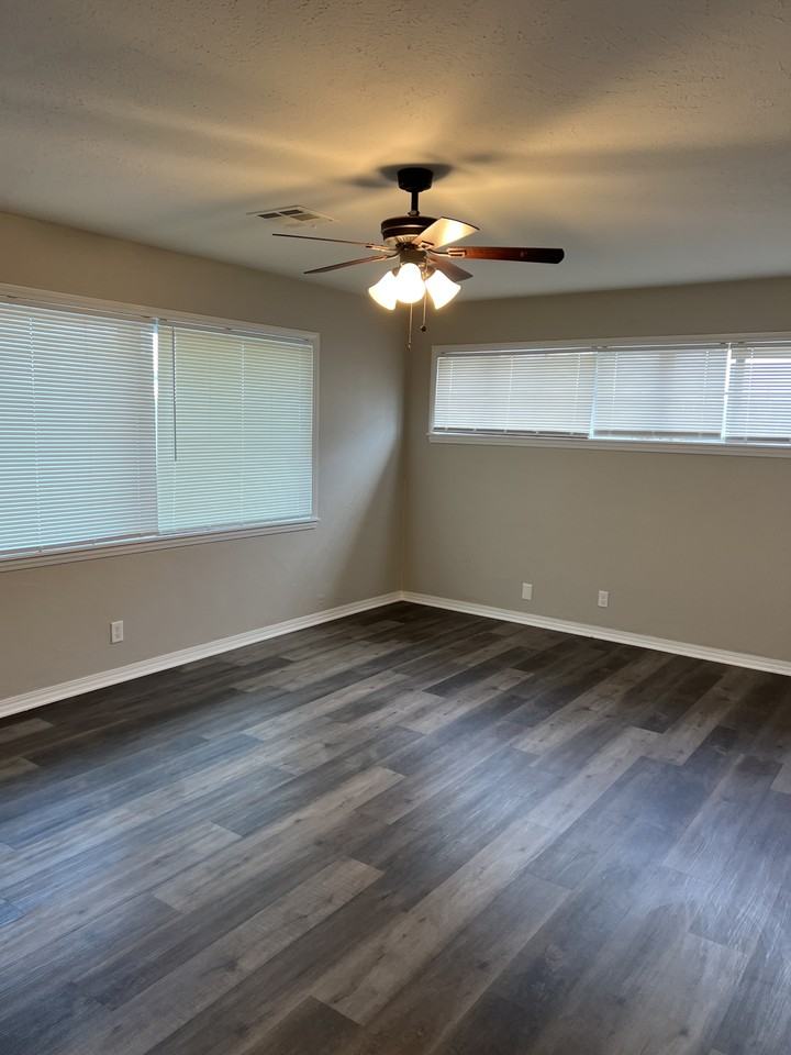 3301 Eastman Dr - Photo 4 of 24