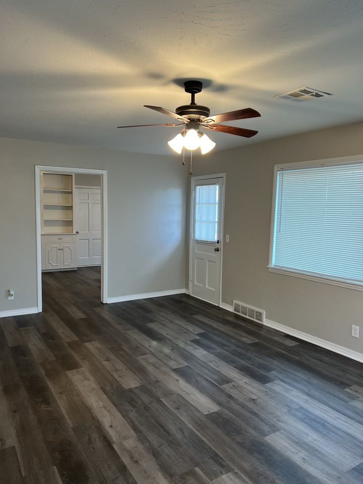 3301 Eastman Dr - Photo 5 of 24