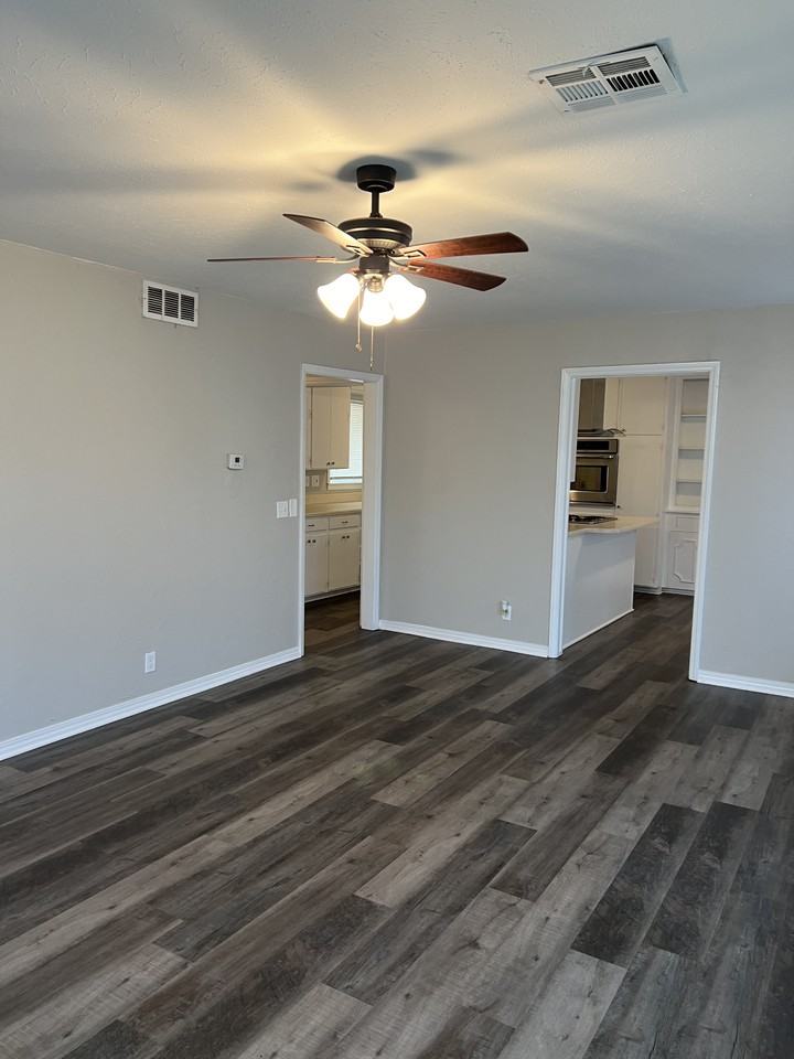 3301 Eastman Dr - Photo 6 of 24