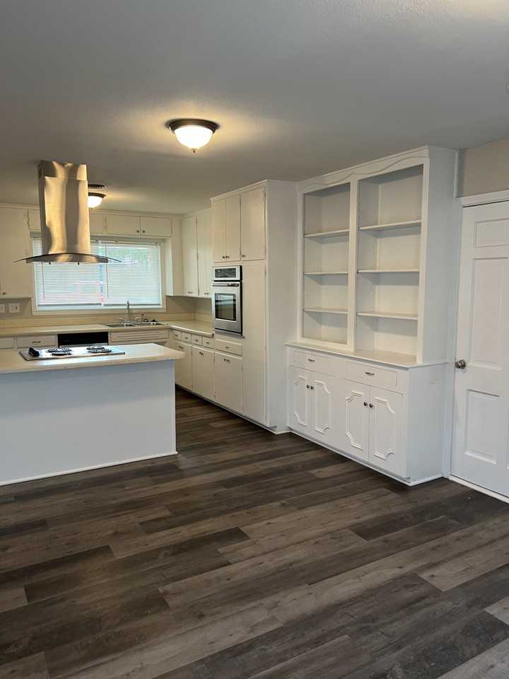 3301 Eastman Dr - Photo 7 of 24