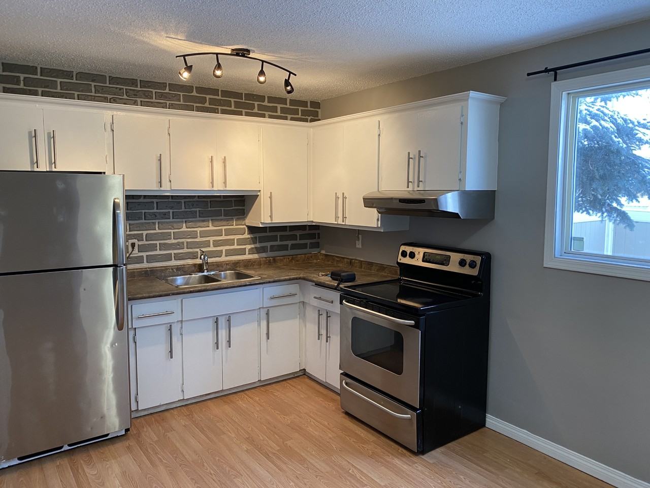 7715 37 Ave Nw - Photo 2 of 10