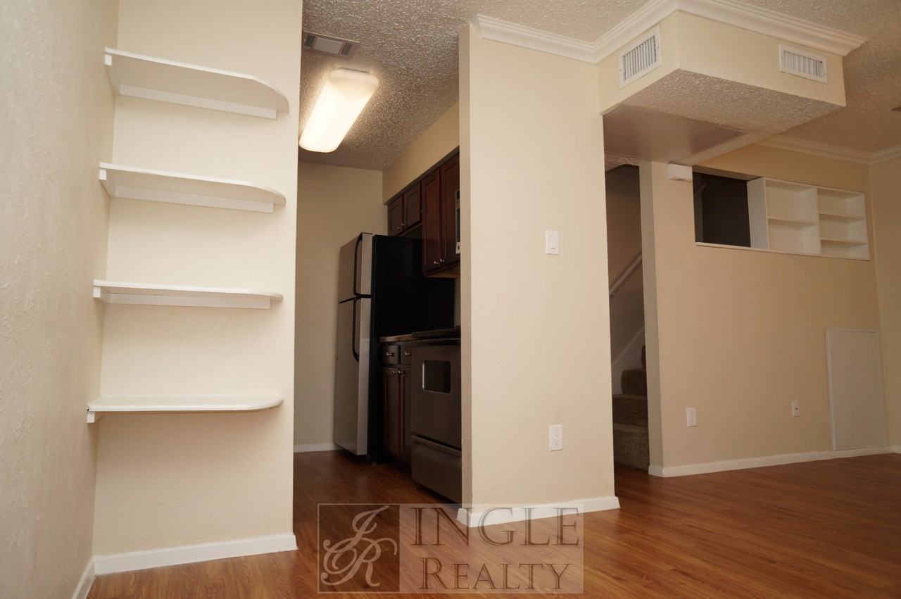 1606 North Interstate 35 North Frontage Road 8SM-1x1 - Photo 3 of 8