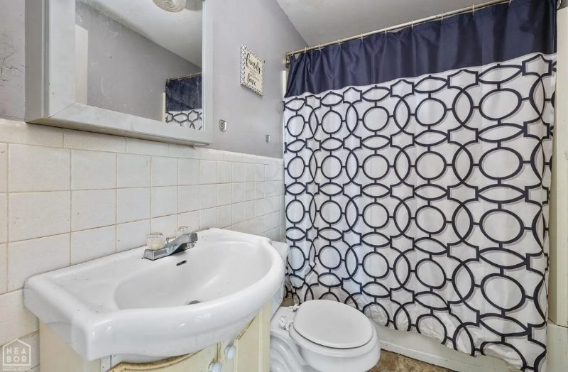 1598 South Division Street - Photo 4 of 6