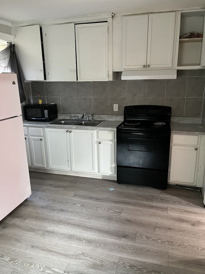 2721 Wyandotte St - Photo 2 of 5