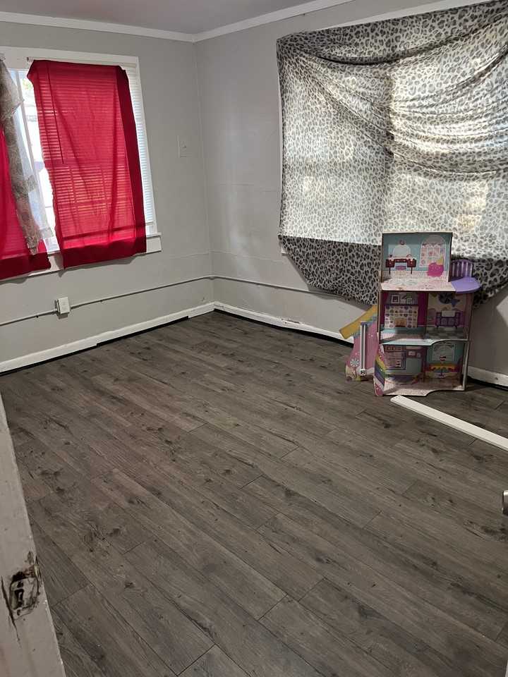 2721 Wyandotte St - Photo 3 of 5