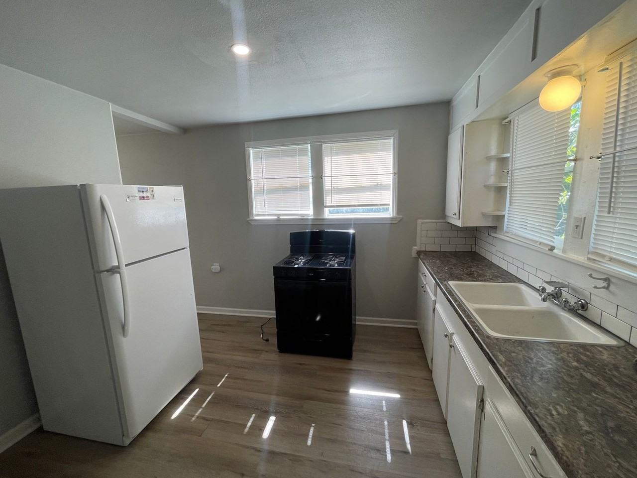 734 18th St - Photo 6 of 9