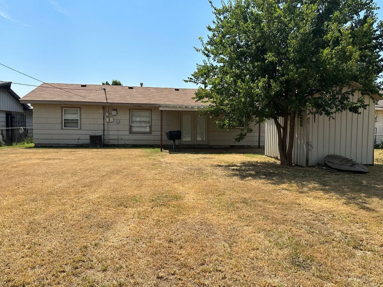 1025 Sw 57th St - Photo 5 of 24