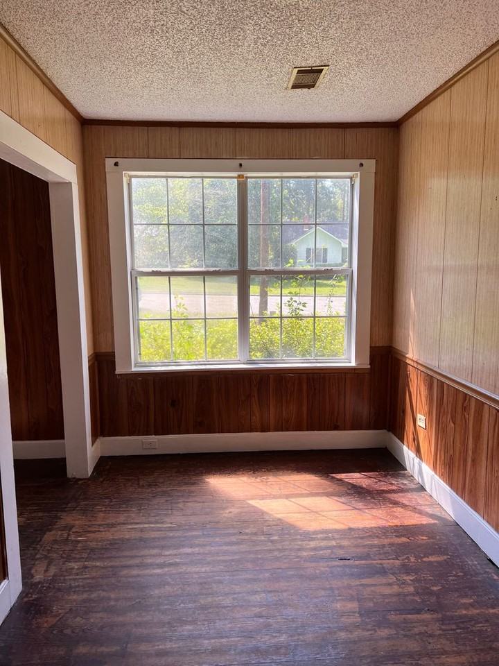 806 Mosley St - Photo 2 of 8