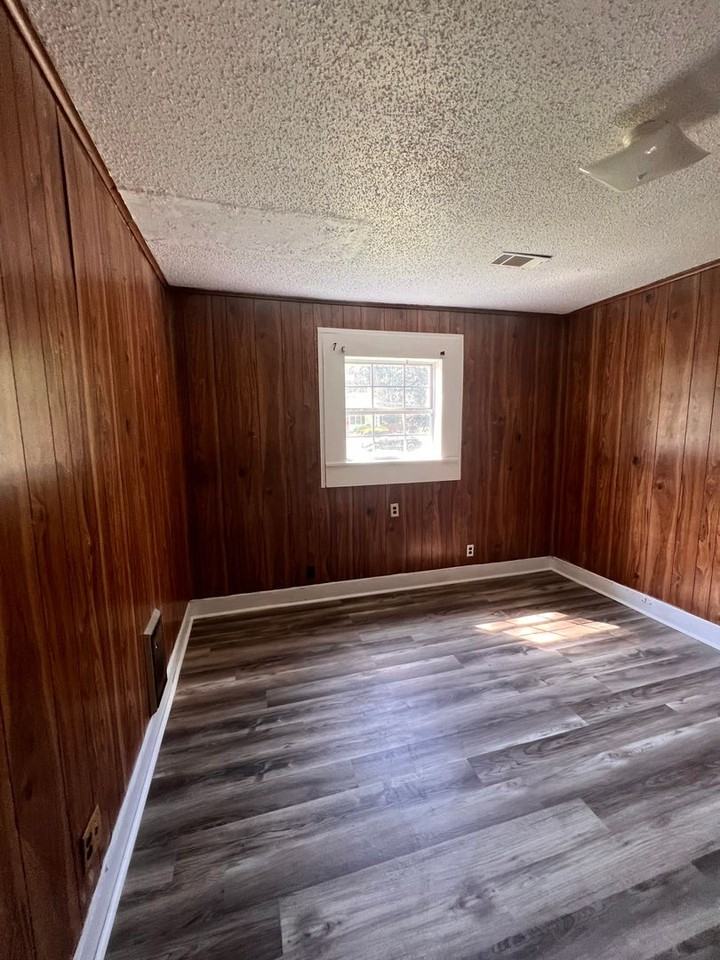 806 Mosley St - Photo 3 of 8