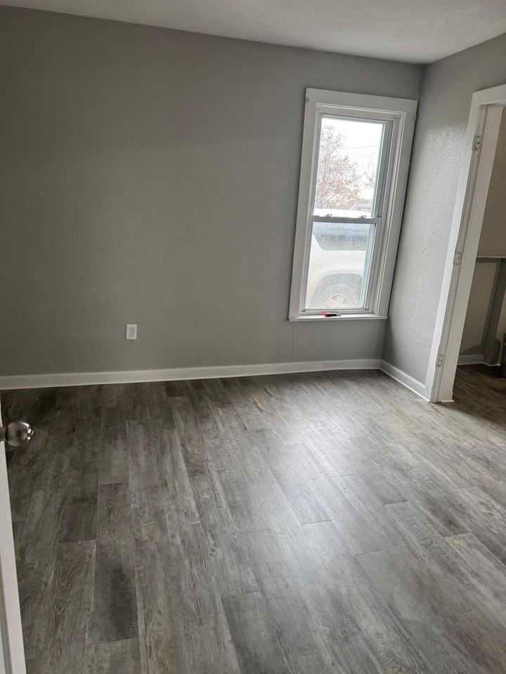 402 E Franklin St - Photo 3 of 6