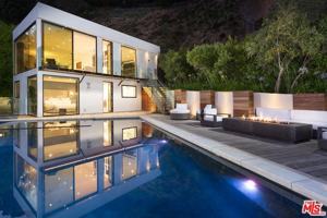 featured image of 8780 Hollywood Blvd