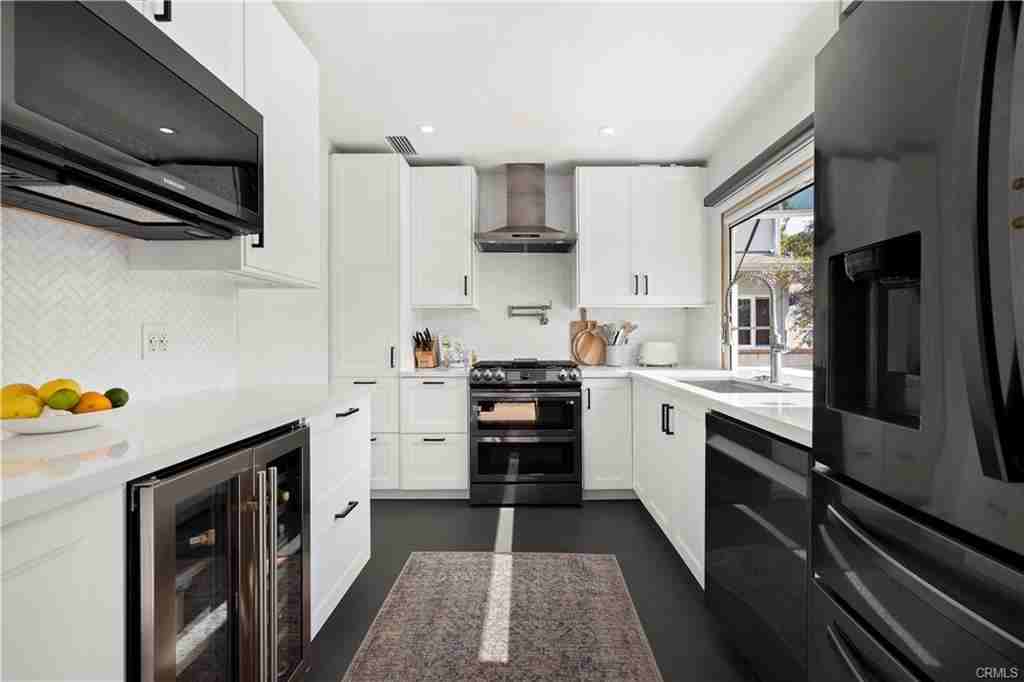 8004 Holy Cross Pl - Photo 3 of 8