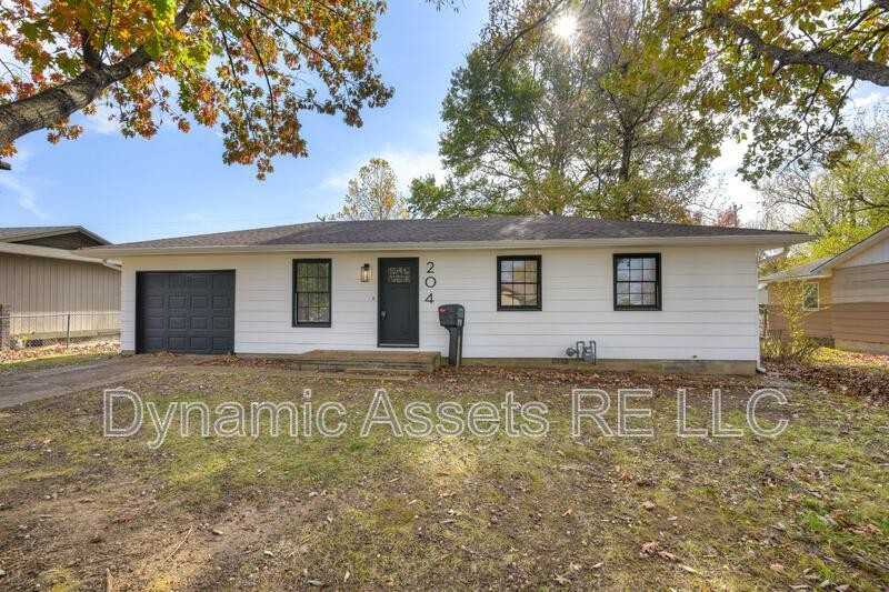 204 E 24th St - Photo 6 of 30