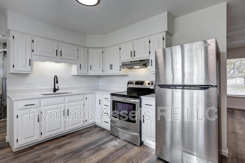 204 E 24th St - Photo 4 of 30