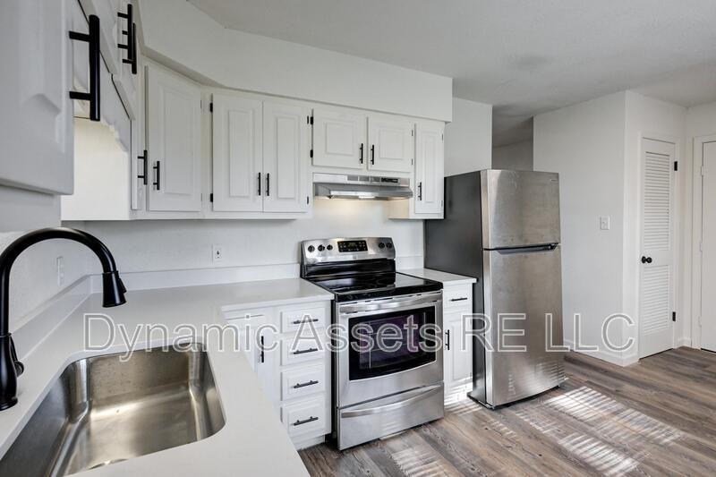 204 E 24th St - Photo 3 of 30