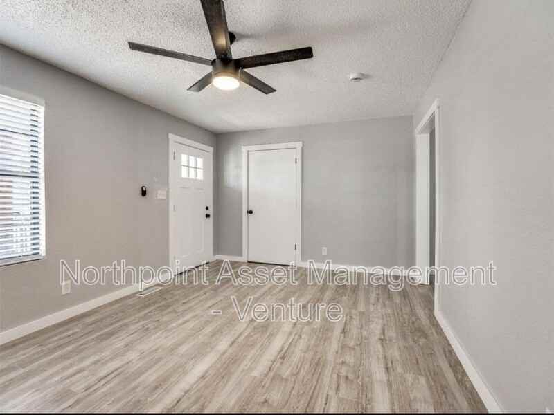 1209 Ne 42nd St - Photo 3 of 8