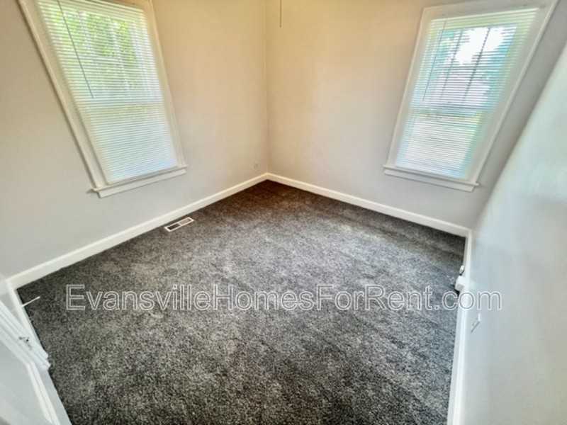 1929 E Mulberry St - Photo 7 of 12