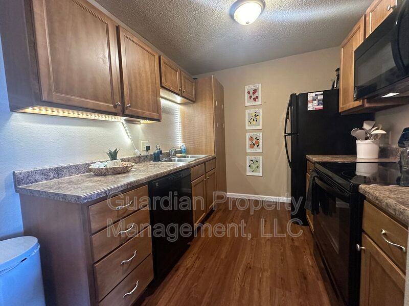 515 W 11th St #12 - Photo 2 of 12