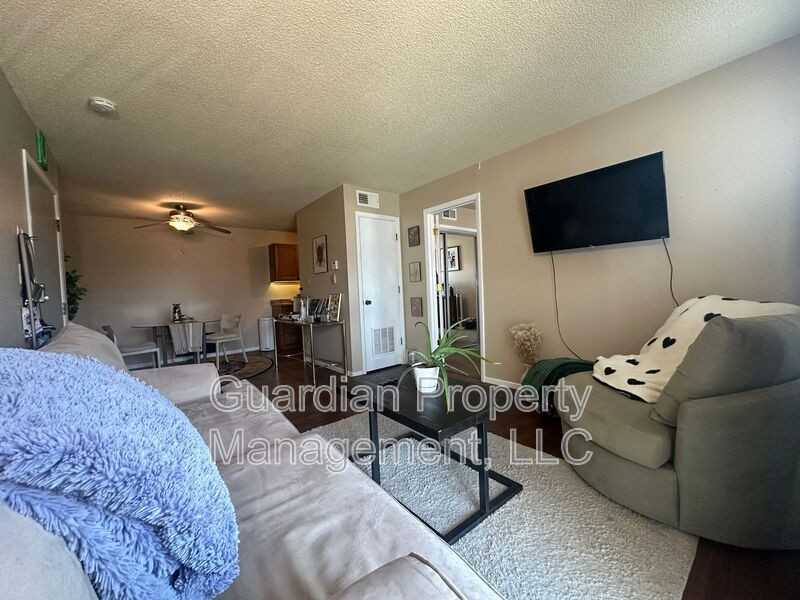 515 W 11th St #12 - Photo 4 of 12