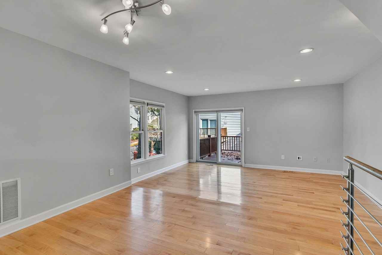 6146 Brook Dr - Photo 3 of 36