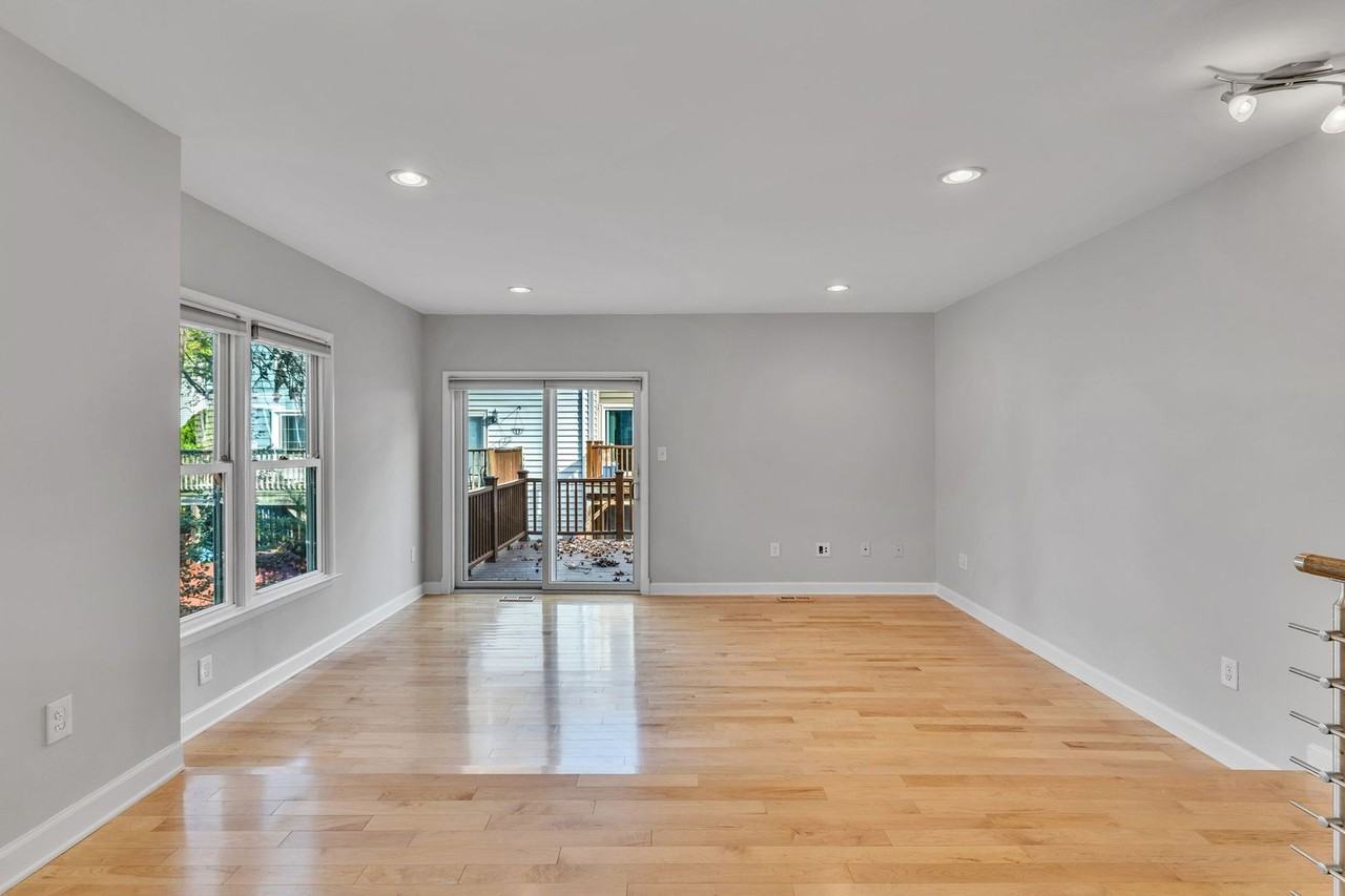 6146 Brook Dr - Photo 4 of 36