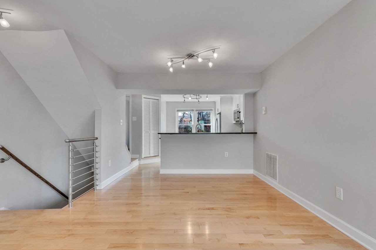 6146 Brook Dr - Photo 6 of 36