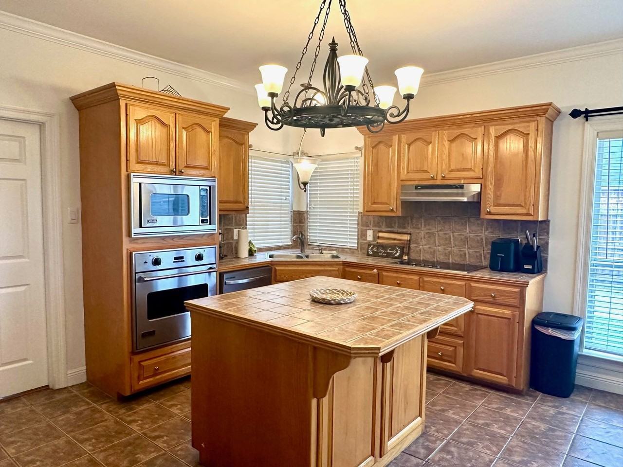 10630 Hilltree Dr - Photo 3 of 19