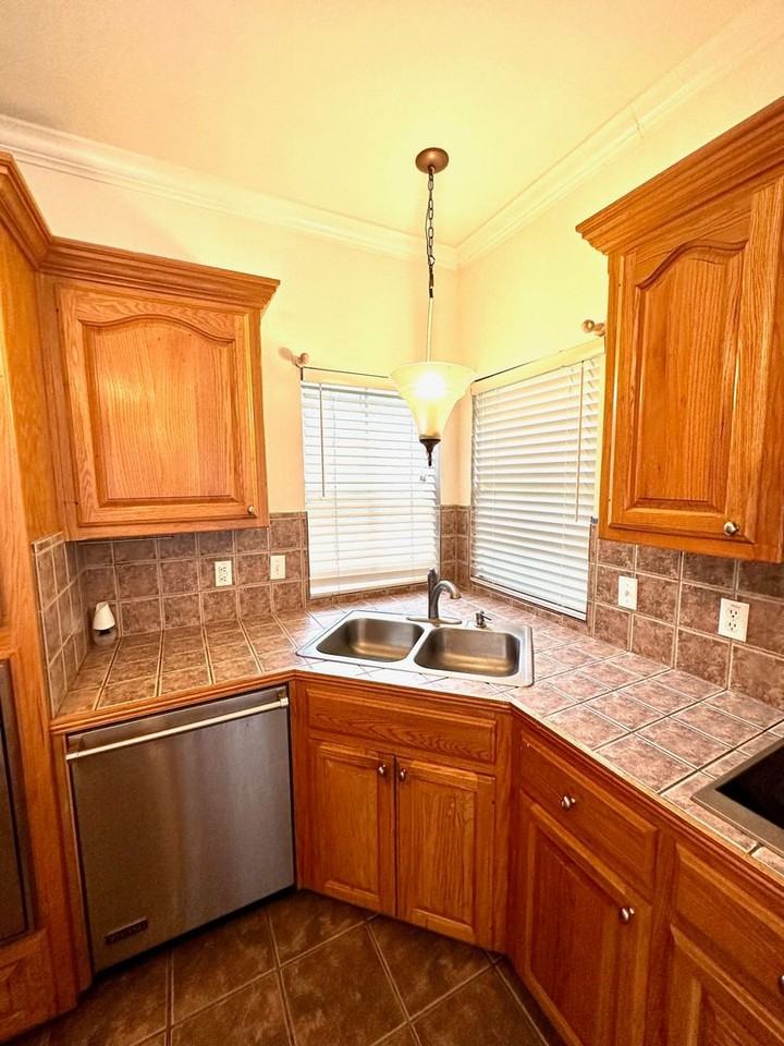 10630 Hilltree Dr - Photo 4 of 19