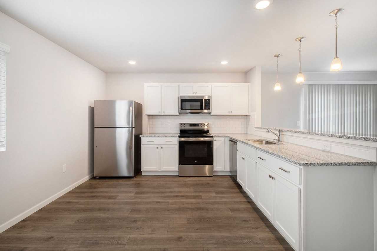 2219 Macatawa Ln - Photo 3 of 25