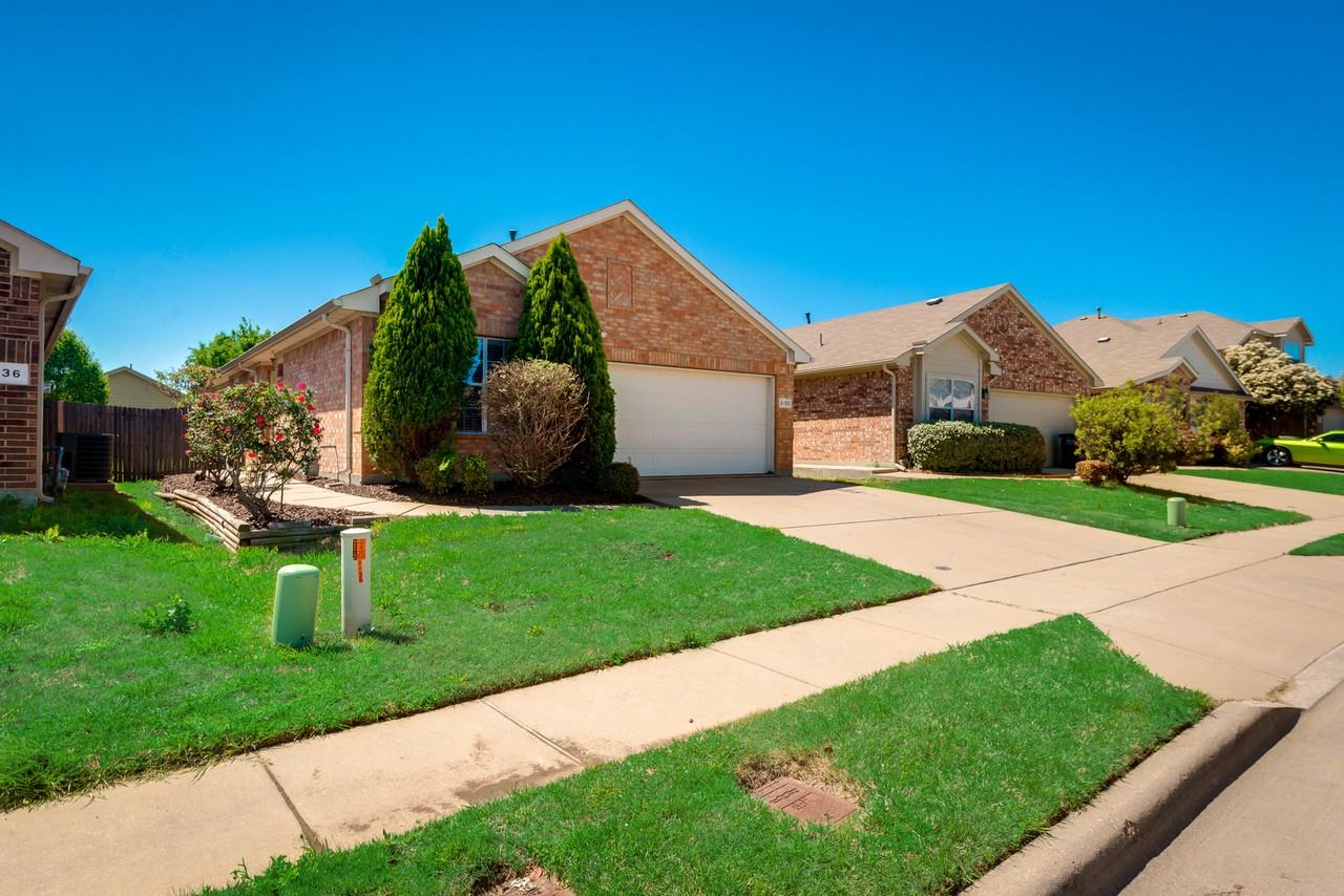 2132 Ingrid Ln - Photo 2 of 18