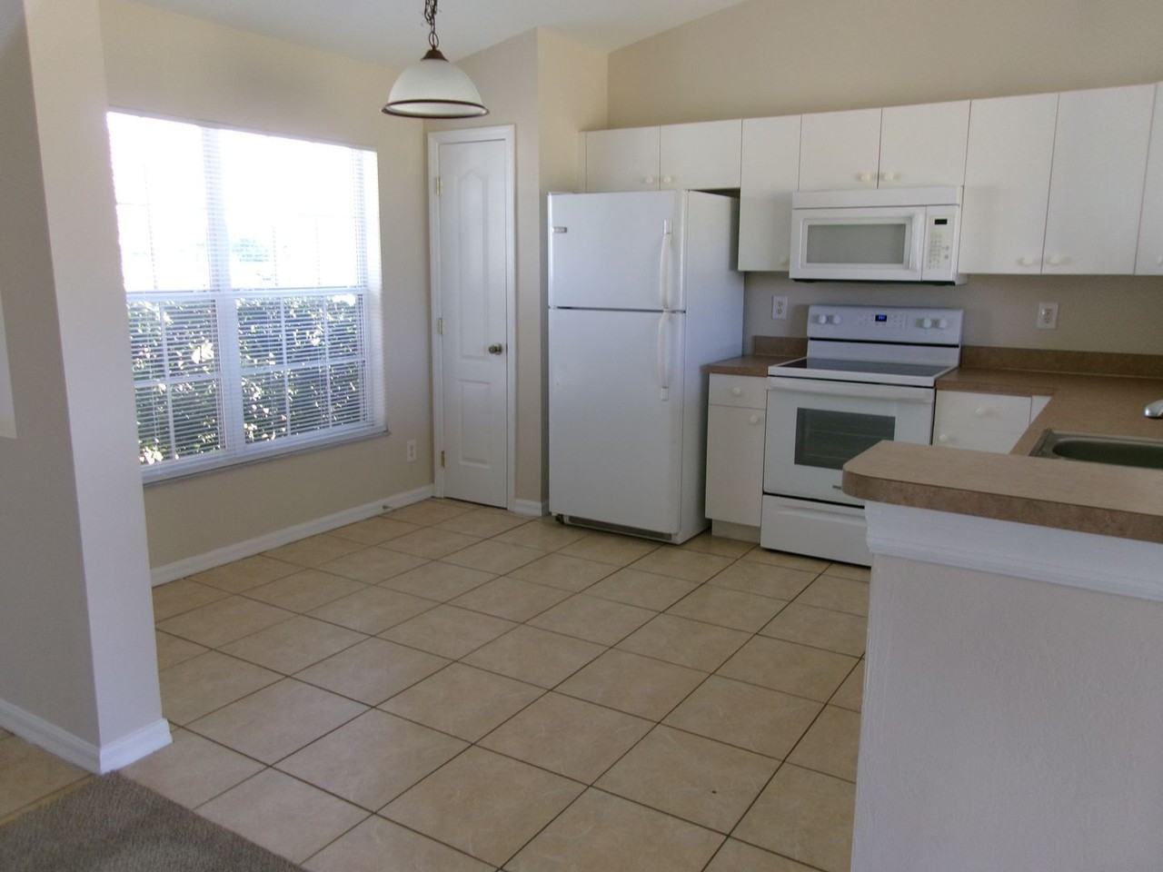 3716 Ne 11th Pl - Photo 4 of 7