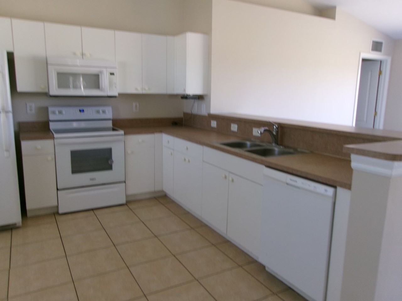 3716 Ne 11th Pl - Photo 5 of 7