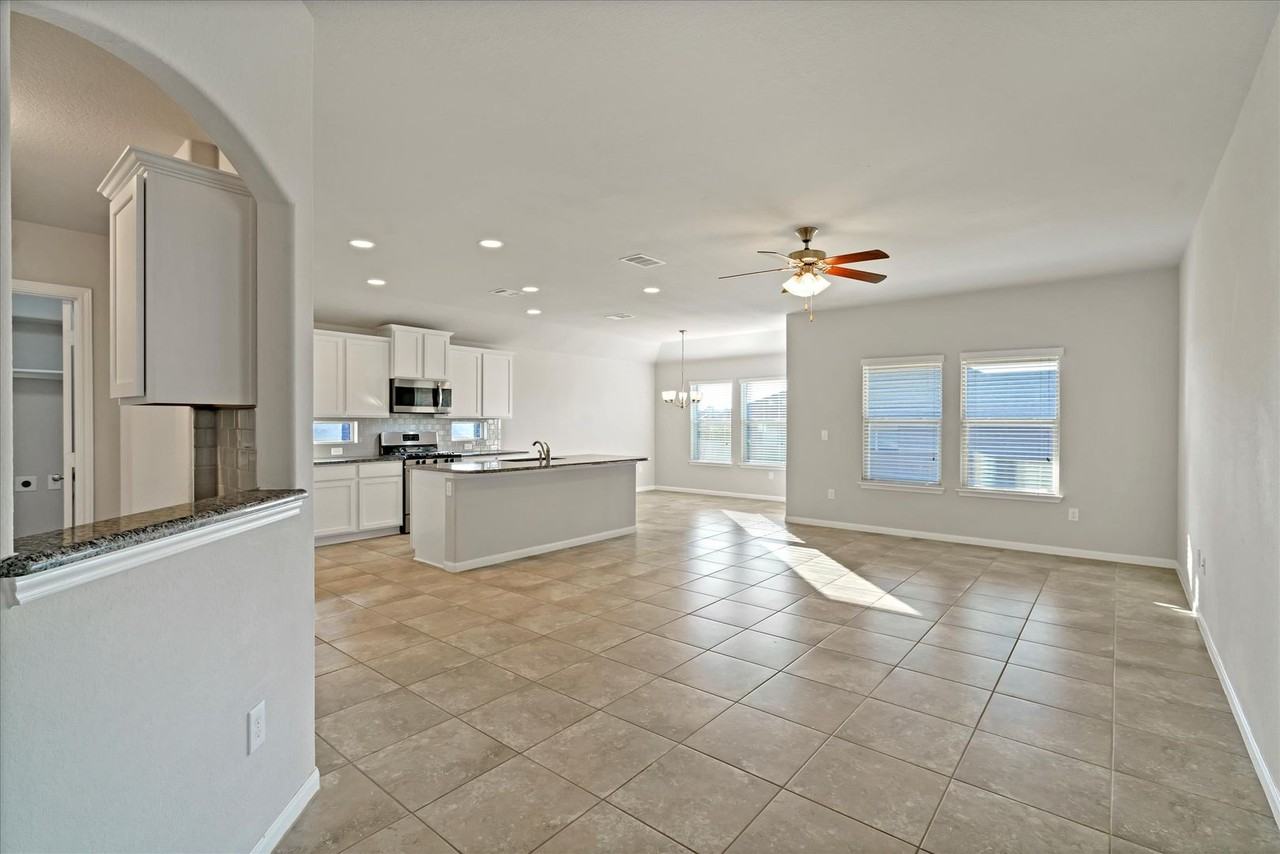 1900 Mexia Dr - Photo 4 of 21