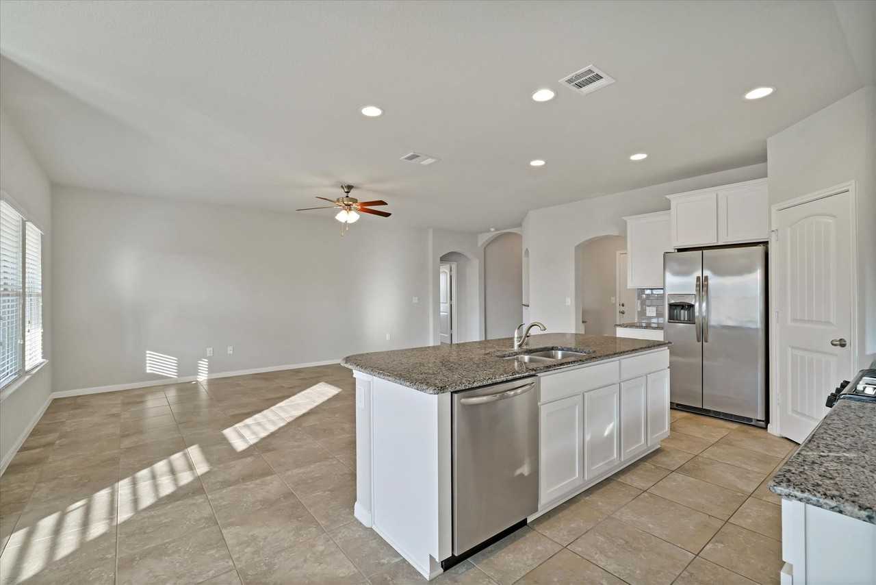 1900 Mexia Dr - Photo 6 of 21
