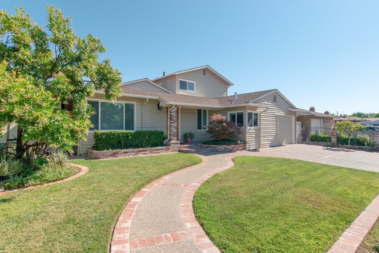 1911 Adelaide Way - Photo 3 of 34