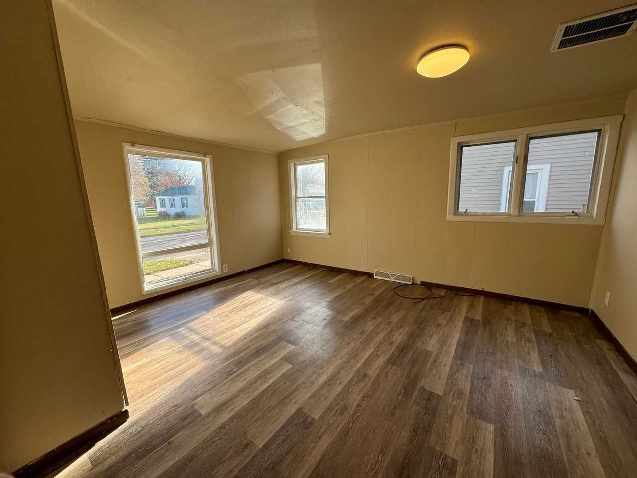 114 Fred St - Photo 3 of 17