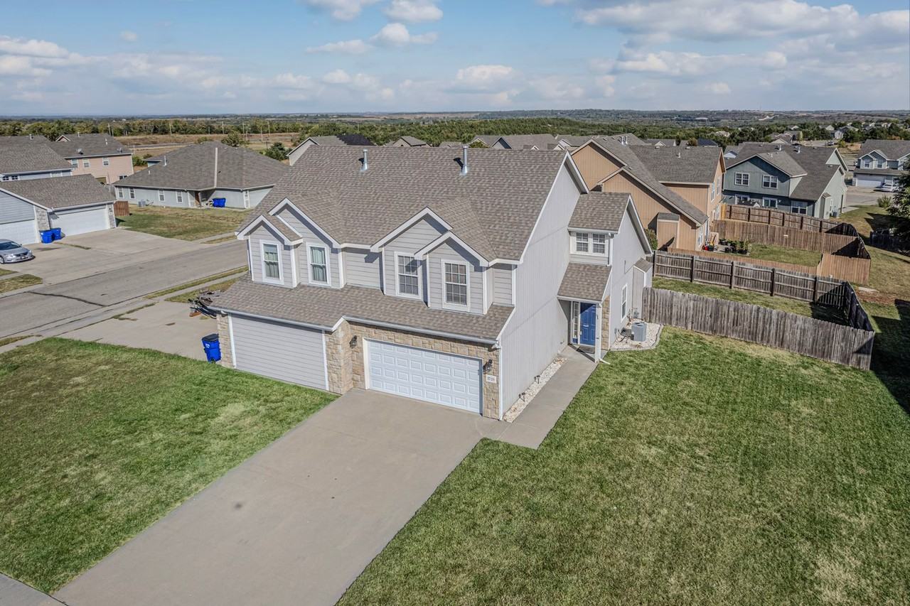 1728 Lydia Ln - Photo 4 of 38