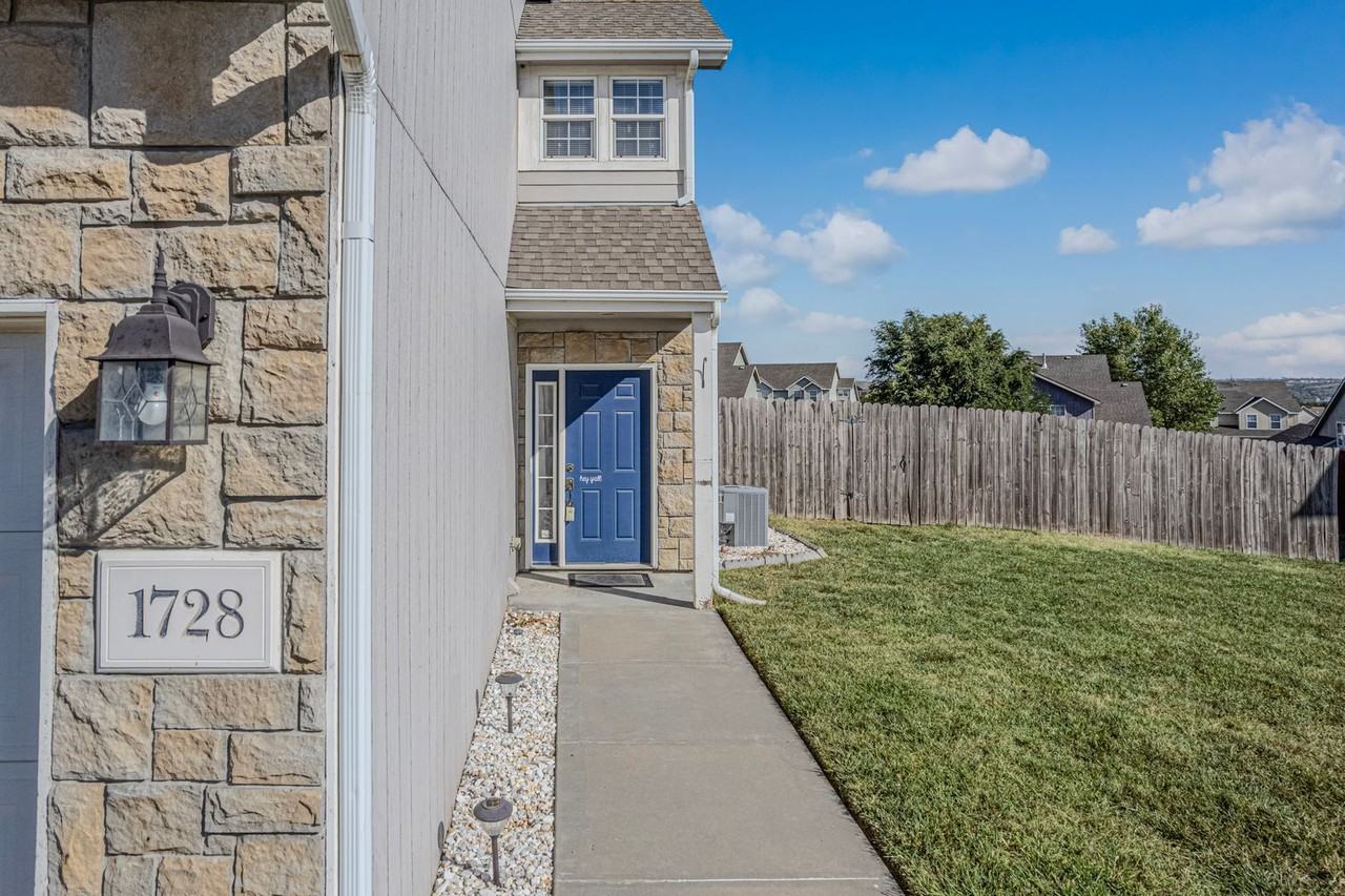 1728 Lydia Ln - Photo 5 of 38