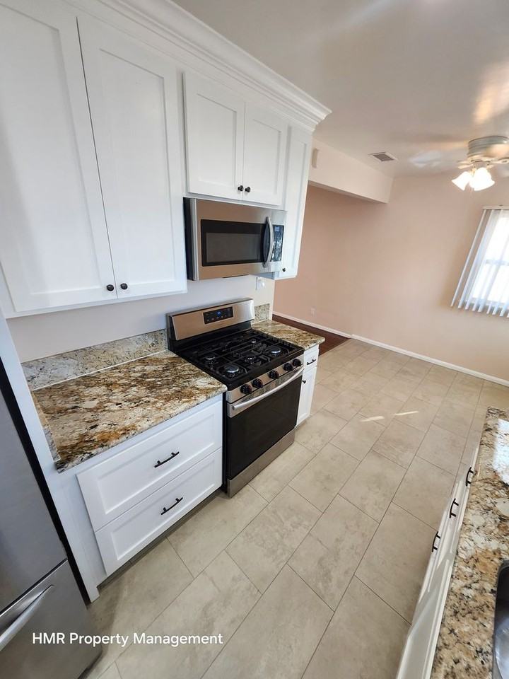 868 Ashcomb Dr - Photo 2 of 41