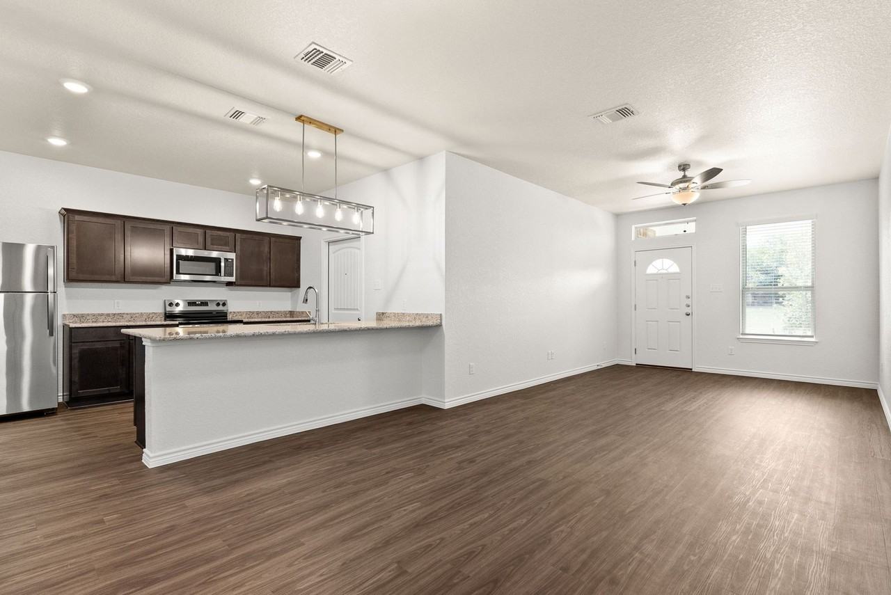 931 Pinewood Drive - Photo 3 of 20